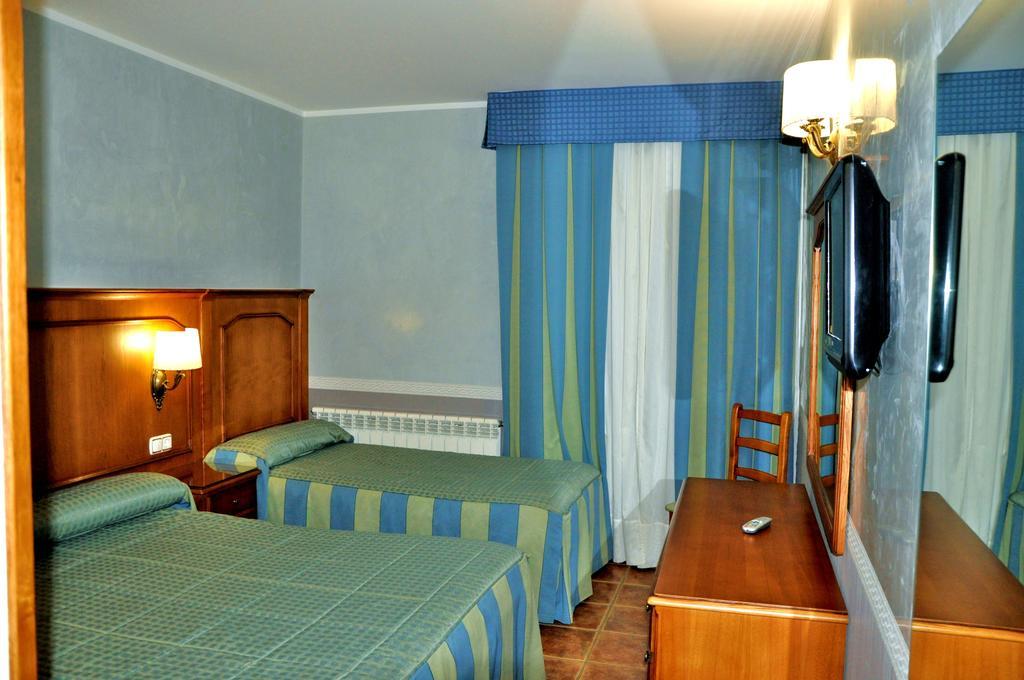 Hostal La Font Os de Civis Bilik gambar