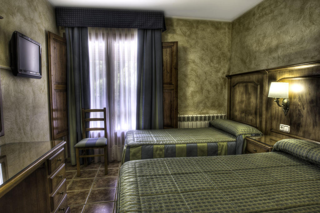 Hostal La Font Os de Civis Bilik gambar